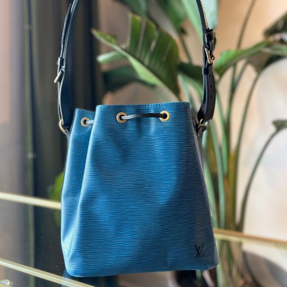 LOUIS VUITTON Blue Epi Bucket MM - Picture 1 of 16